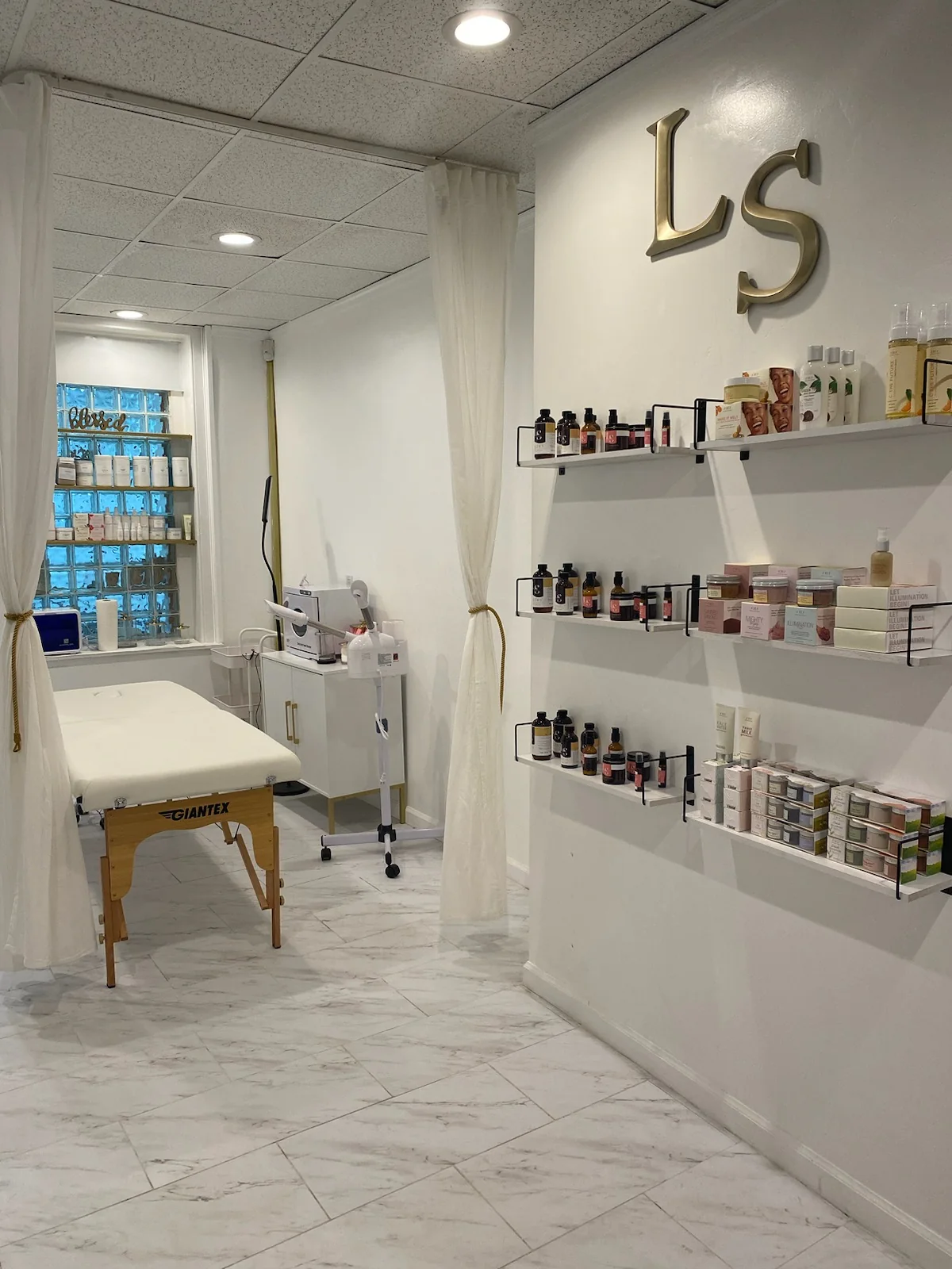 Luxurious Seductions — In-store experience